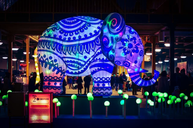 Uma imagem com um elefante gigante e brilhante