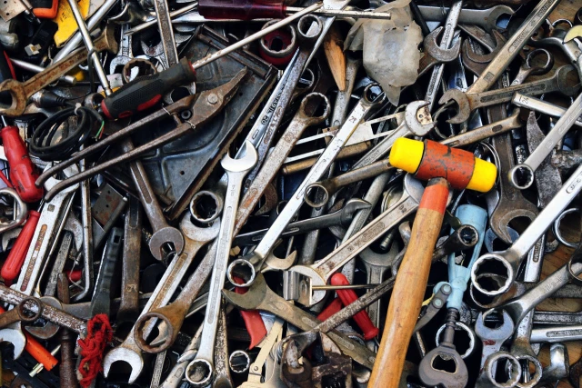 Um monte de ferramentas: martelos, chaves...