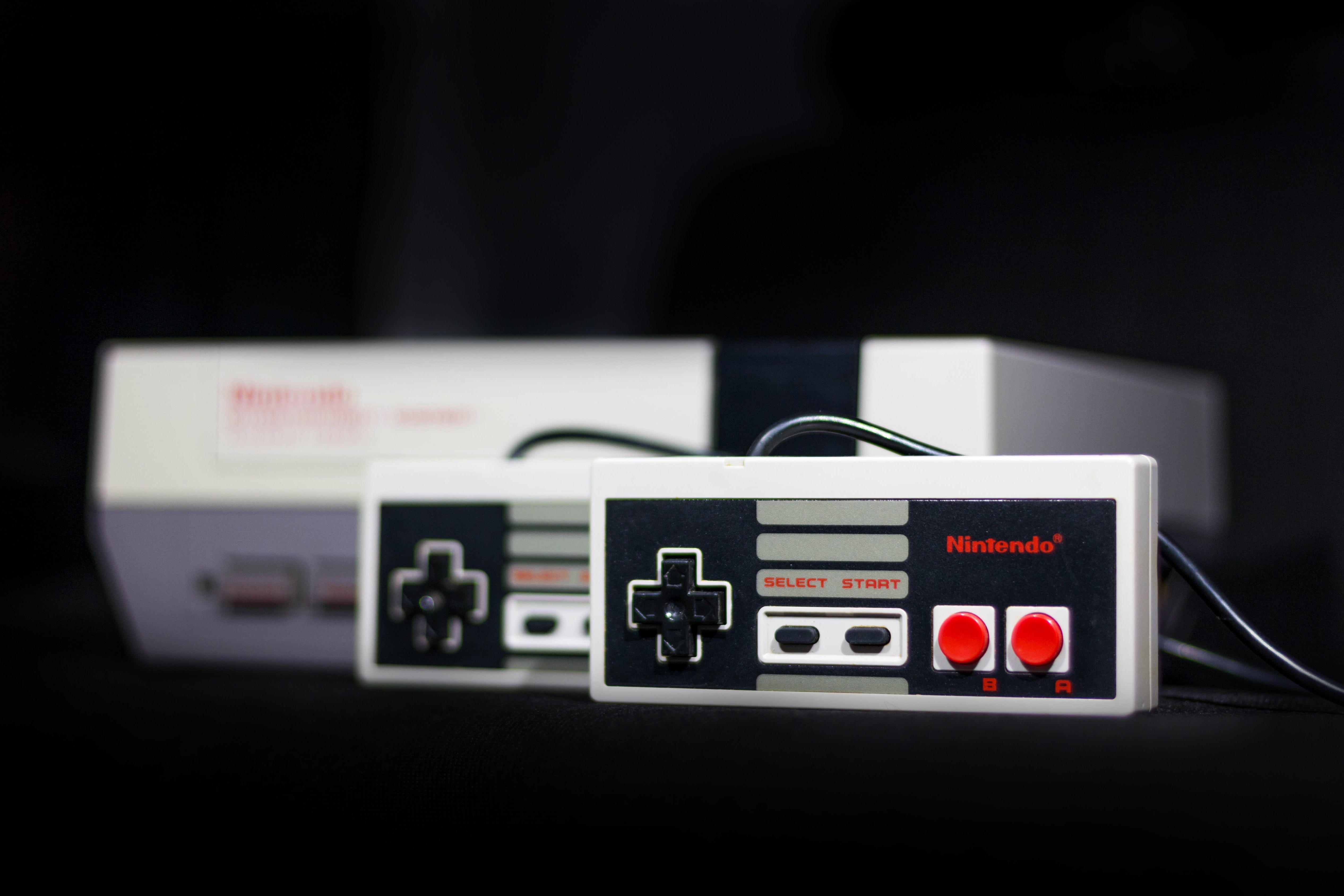 Console do Nintendo 8-bits e dois controles.