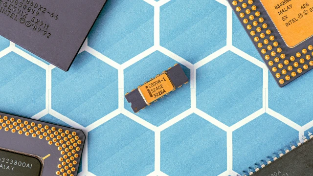 Uma fotografia de vários chips de CPU.